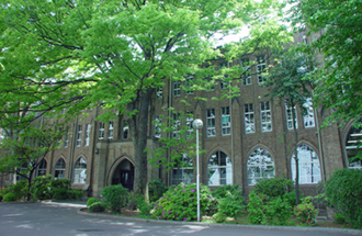 3．緑豊かで歴史ある学習院キャンパス。受講生特典も！