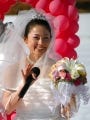 スピードスケートの岡崎朋美が、氷上ウェディングで結婚報告