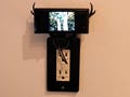 KDDI、インテリアブランドやアーティストとコラボした携帯周辺機器を展示