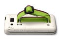 KDDI、背面ベルトストラップが斬新な『ベルトのついたケータイ NS01』発表