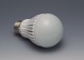 日立、E26口金対応の調光タイプ「LED電球」 - 消費電力81%削減