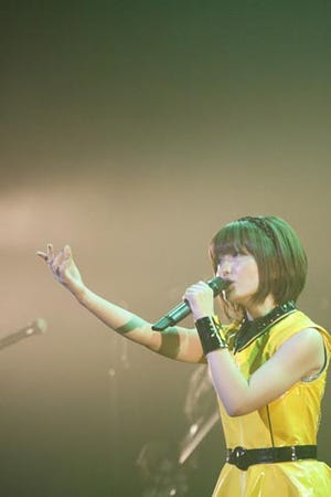 野中藍、横浜BLITZの最終公演で夢の"のなぢぇら"を結成! 「AIPON BEST BOUT 2010 ～燃え上がれ!! 天をも焦がす野中藍の歌魂～」