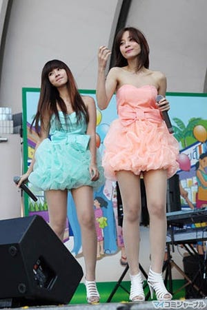 双子アイドルユニット・Neko Jump、「タイ・フェスティバル2010」で熱唱!