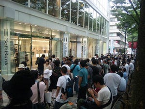 「iPhone 4」予約希望者、ソフトバンク表参道に約300人の列