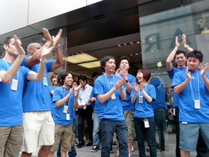アップル、「iPhone 4」日本発売開始 - 銀座では500人以上が行列