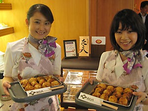 JAL、関西空港のラウンジで「たこ八」のたこ焼サービスを開始