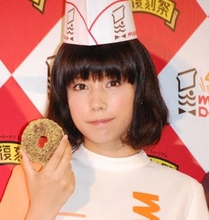 仲里依紗が懐かしのキュートな制服姿で登場 -「ミスタードーナツ大復刻祭」
