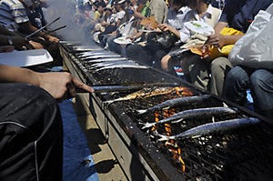 不漁にも負けず、気仙沼産さんまを5,000匹無料提供 - 「目黒のさんま祭」