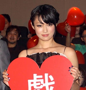 椎名桔平、ドロンジョ・深田恭子に仕えられて「喜びです」『恋愛戯曲』初日