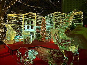 プリンスホテル高輪、イブの夜に氷のクリスマスツリーをライトアップ