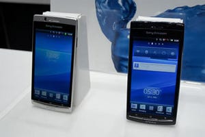 CES 2011 - Sony EricssonがAndroid 2.3搭載「Xperia arc」の実機を展示