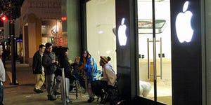 Apple Storeに巨大な「iPad 2」- まもなく米国で発売開始