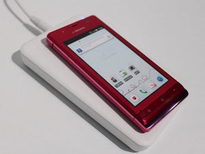 ドコモ、ワイヤレス充電対応スマートフォン「AQUOS PHONE f SH-13C」発表