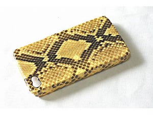 マーユ、薄手のプラシェルケースに本蛇革を貼り付けたiPhone 4用片面ケース