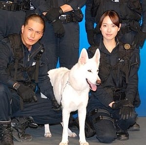 戸田恵梨香、犬に引きずられ「マンガみたいだった」 - 映画『DOG×POLICE』