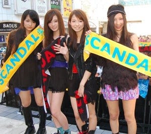 SCANDALが新宿・歌舞伎町でゲリラライブ - ファン1,000人が集結