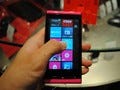 日本MS、一般ユーザー向けに「Windows Phone IS12T」紹介イベント開催