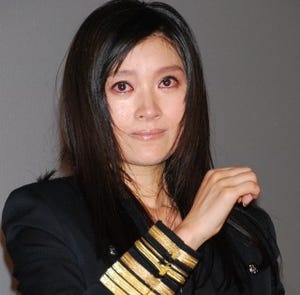 篠原涼子、ミニスカート姿で感涙「またこの場に立てるように頑張ります」