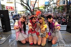 ももいろクローバーZ、大阪・アメリカ村でゲリラライブ開催! 3,000人が熱狂