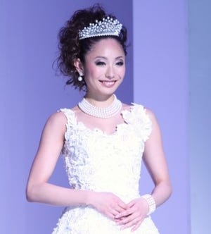 安藤美姫、3,500万円のウエディングドレス姿でランウェイデビュー