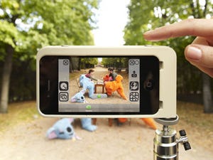 専用アプリを使うことでカメラ機能を拡張できるiPhone 4S/4ケース「Kapok」