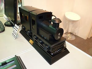 COMPUTEX TAIPEI 2012 - Lian Liが蒸気機関車型PCケースを出展! 実際に線路を走らせるデモも