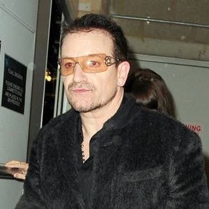 U2のボノ、娘の誕生日にレディー・ガガ「テレフォン」を妻とデュエット