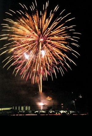 広島県竹原市で花火大会。大事な人へのメッセージを託した花火が夜空に舞う