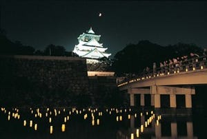 大阪府の大阪城で天守閣ライトアップと2万個のろうそく行灯の幻想風景