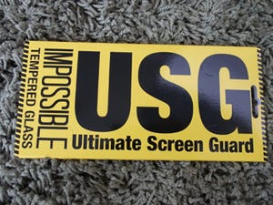 強化ガラスフィルム「USG」を貼ったiPhoneにカッターをグサリと刺してみた