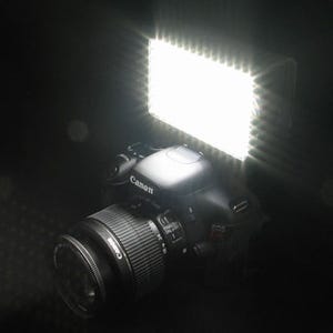 常時点灯で動画撮影もOK、暗所での撮影をサポートするカメラ用LEDライト