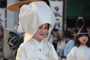 新潟県津川にて、闇夜に行われる幻想的な「狐の嫁入り行列」とは?