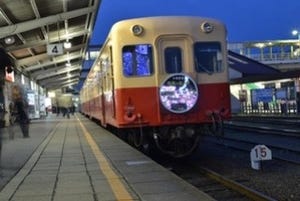 千葉県、小湊鐵道の列車と駅舎がイルミネーションで彩られて運行!