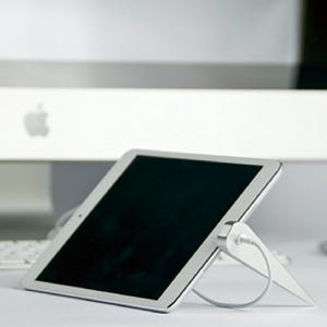 iPhone 5やiPad miniのLightning端子を活用するソリッドな小型スタンド