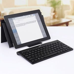 付属ケースがスタンドになる、タブレット/スマホ向けBluetoothキーボード