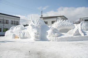 長野県・飯山市、雪像やかまくらをテーマにしたお祭りが開催