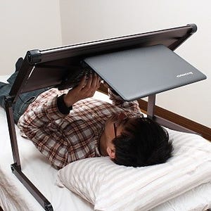あお向けゴロ寝でノートPCを使いたい人のために作られた「机」