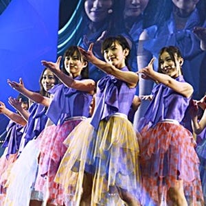 乃木坂46、デビュー1周年ライブに9,000人熱狂! 「君の名は希望」も初披露