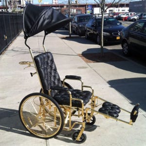レディー・ガガ、24カラットのゴールド車椅子を特注! その名はチャリオット
