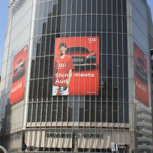 東京都・渋谷駅前に香川真司選手が! 愛車のアウディ「R8」屋外広告に登場