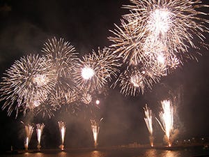 静岡県熱海市で、四季折々の夜空を花火が彩る「海上花火大会」を開催