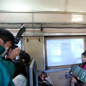 静岡県の大井川鐵道、プロカメラマンの車内記念写真撮影サービス開始!