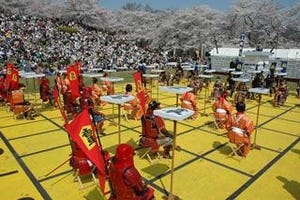 山形県でよろいを着た武者が駒になる「人間将棋」開催