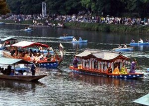 京都府・車折神社で平安時代の優雅な「船遊び」を再現、「三船祭」開催
