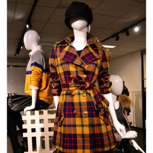 バーバリーの秋冬服婦人服展示会開催、チェック柄のトレンチコートが登場!