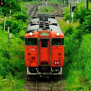 「北海道一小さな村」音威子府村を、キハ40系旧国鉄色復刻塗装車両が走る!
