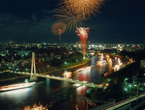 船渡御に奉納花火。大阪府・大阪天満宮で、日本三大祭のひとつ「天神祭」
