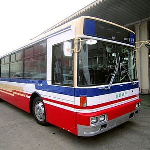 茨城県の茨城交通、バス車両2台に昭和50年代の「赤バス」塗装を復刻