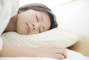 睡眠時は2人に1人が熱中症の可能性あり!　対策に適した水分の温度は●℃