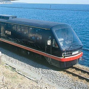 伊豆急行「リゾート21黒船電車」ロイヤルボックスを連結し、8両編成で運行